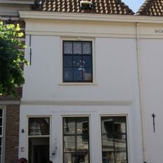 Pand onder schilddak, met gepleisterde lijstgevel