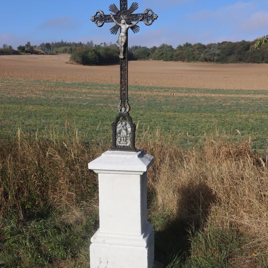 Kříž u silnice severně od Mikulovic
