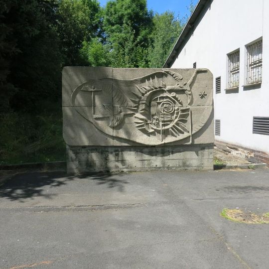 Betonová plastika u obchodu v na náměstí v Kovářské