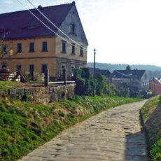 Alte Straßenpflasterung und Bergkeller an der Straße (gegenüber Nr. 30) Grundstraße -