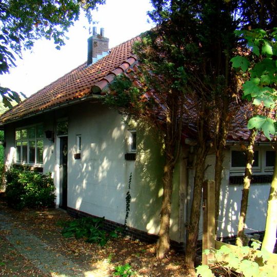 Zuidelijke dienstwoning bij de watersporthaven