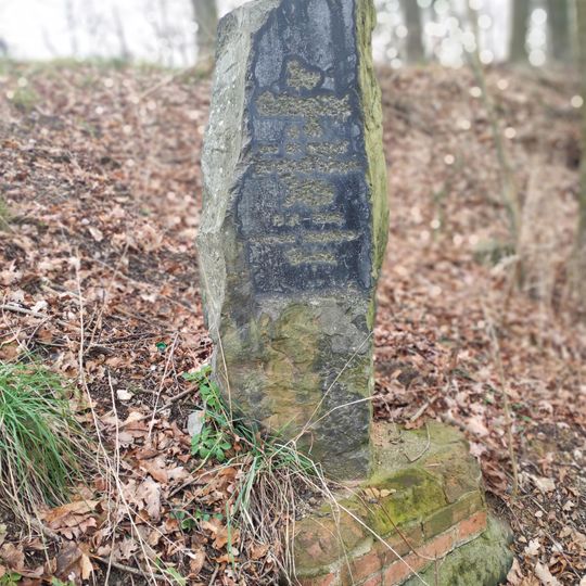 Pomník u schodů z Panské do Sokolské ulice v Mimoni