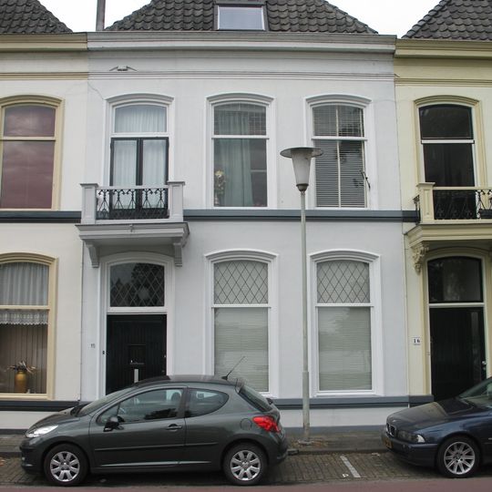 Pand met gepleisterde lijstgevel en schilddak