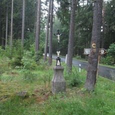 Kříž severně od Maňovic v lese u křižovatky