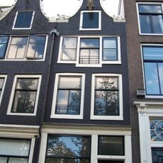 Klein huis met klokgevel