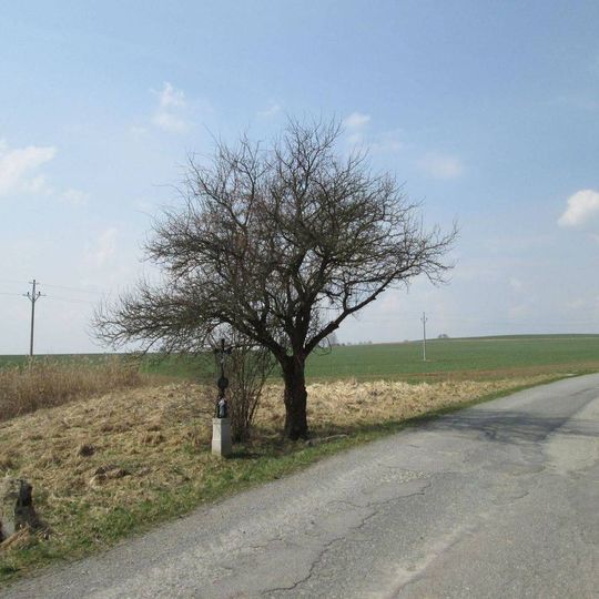 Kříž u Dírné u cesty na Třebějice