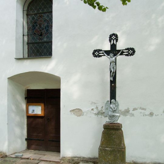 Kříž u kostel svatého Vojtěcha v Ratibořických Horách