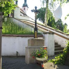 Kříž v Dýšině před kostelem