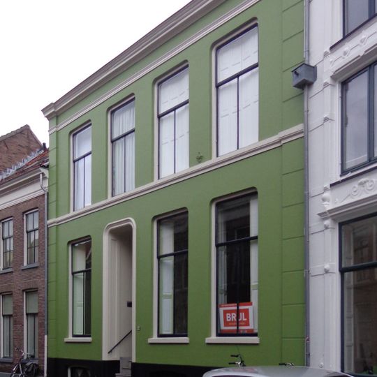 Pand met bakstenen gevel en rechte kroonlijst en annex eenzelfde gebouw met een verdieping minder