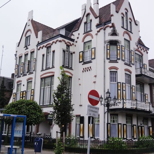 Herenhuis 'Molendal' met hekwerk