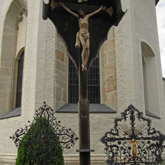 Kruzifix auf dem Kirchhof