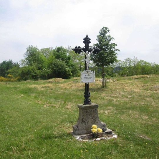 Kříž západně od Svéradic u kaple vlevo