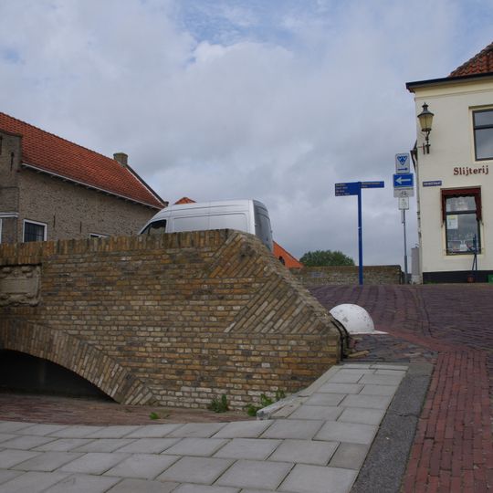 Stenen brug met gevelstenen