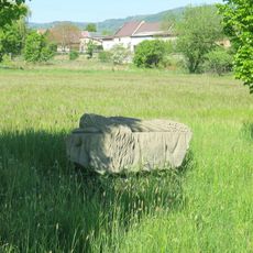 Kamenná plastika Země u cesty z Radonic do Vintířova