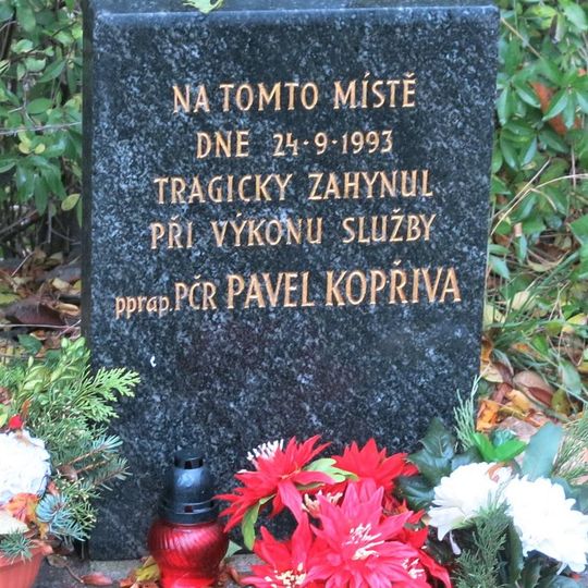 Pomník Pavla Kopřivy u silnice východně od Předboje