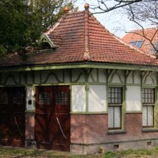 Koetshuis behorend bij de villa en opgetrokken in Chaletstijl.