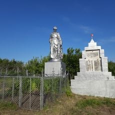 Monument la mormântul ostașilor și în memoria consătenilor căzuți în război (1941-1945)