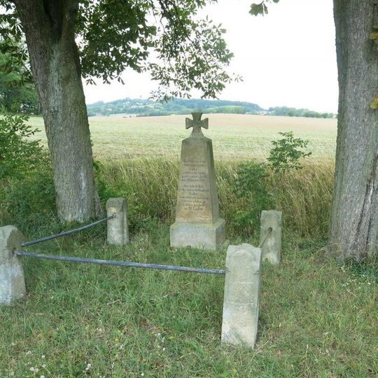 Pomník saským vojákům padlým 29.6.1866 u polní cesty jižně od Dílců