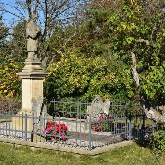 Socha svatého Jana Nepomuckého na návsi ve Volevčicích