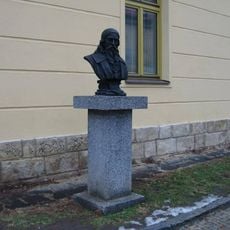 Busta J. A. Komenského před ZŠ v Bělé pod Bezdězem