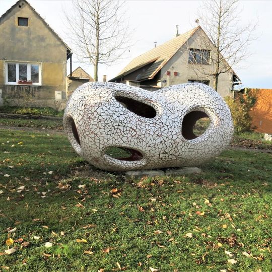 Betonová plastika Vnitřní-vnější na Mírovém náměstí v Líbeznicích