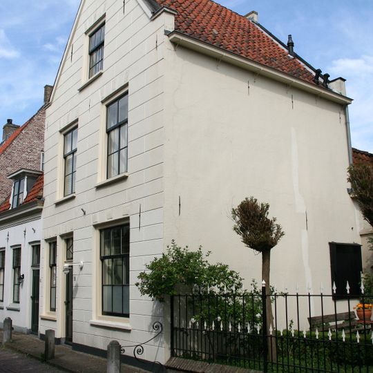 In het pand of op de grens van het erf bevindende stadsmuur