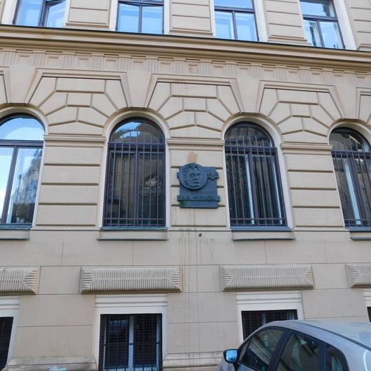 Pamětní deska A. B. Svojsíka na Sladkovského náměstí na Žižkově