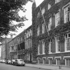 Voornaam woonhuis in bakstenen neo-gotiek naar Engelse trant