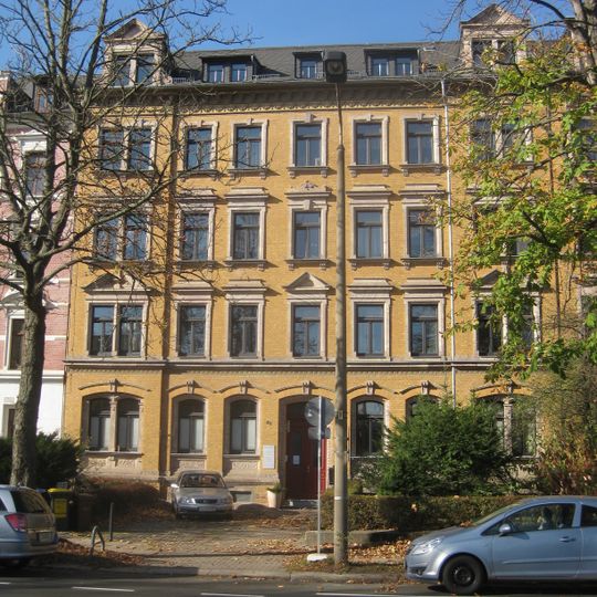 Mietshaus in geschlossener Bebauung mit Vorgarten Straße der Nationen 87