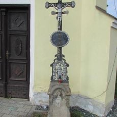 Kříž před kaplí v Bořeticích