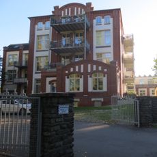 Fabrikanlage mit großem Werksgebäude und mehreren Anbauten (Kesselhaus und Schornstein vor 2009 abgebrochen) – ehemaliges Rundfunk- und Fernmelde-Technik Uhlestraße 34