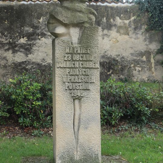 Pomník padlým v květnu 1945 u kostela v Dolních Chabrech