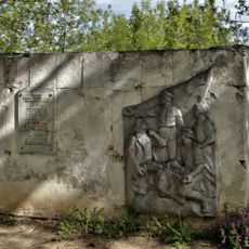 Мемориальный щит на месте избиения полицией участников маевки 1 мая 1906 года (Муром)