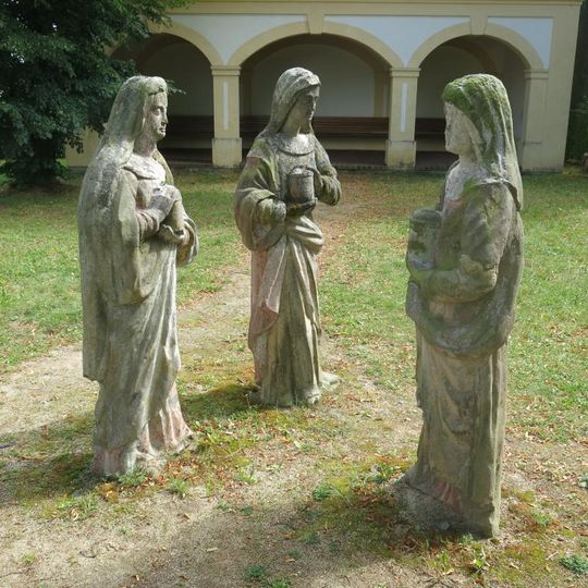 Sousoší Maří Magdaleny, Marie Jakubovy a Salome jdoucích pomazat mrvého Ježíše u areálu Maria Loreto v Hrozňatově