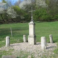 Pamětní kříž u cesty k rozhledně v Libovicích