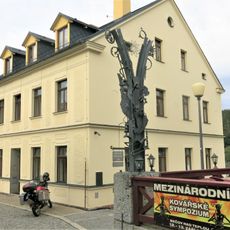 Kovová plastika Spojení v Poštovní ulici v Bečově nad Teplou