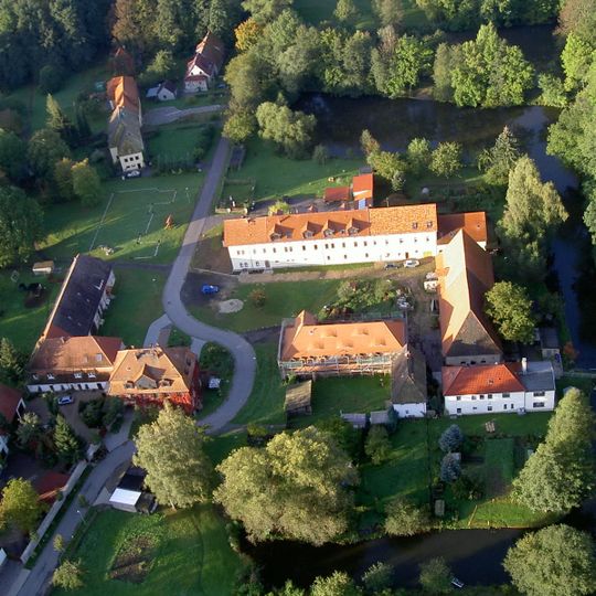 Sachgesamtheit Rittergut Benndorf, mit folgenden Einzeldenkmalen : Verwalter- oder Inspektorenhaus , Brennerei , Wirtschaftsgebäude neben dem Torhaus , Torhaus , O