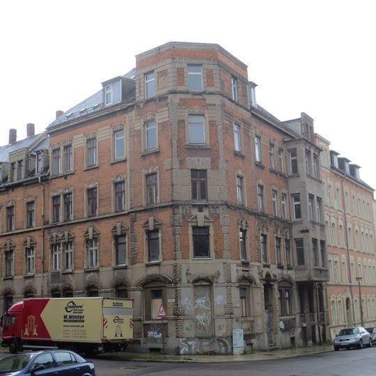 Mietshaus in geschlossener Bebauung in Ecklage Fritz-Matschke-Straße 18