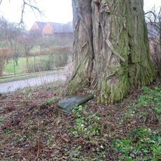 Kříž v Ostrově u Bezdružic nad zídkou