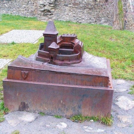 Kovová plastika původního vzhledu hradu u zříceniny v Říčanech