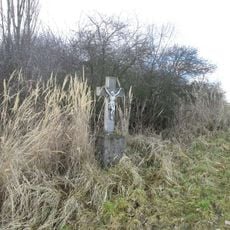 Kříž jižně od Štichovic v křoví