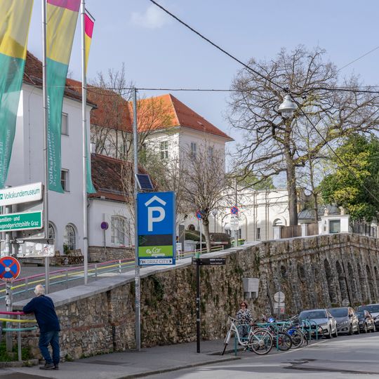 Auffahrtsrampe mit Gedenktafel