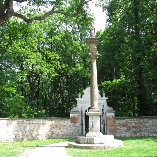 Ogrodzenie z bramkami i rzeźbami