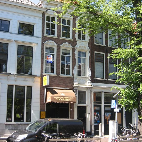 Patriciershuis met lijstgevel ter breedte van drie vensterassen