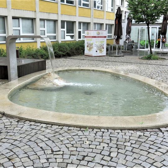 Kašna u budovy 1277 v areálu zemědělské univerzity v Suchdole