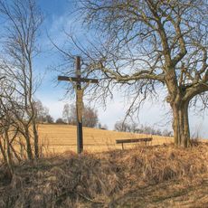 Dřevěný kříž v Radomilově u polní cesty