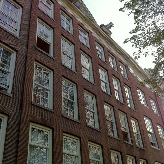 Pand met gevel, risaliet vormend ten opzichte van die van 46 en 50, onder rechte lijst waarop gebogen fronton