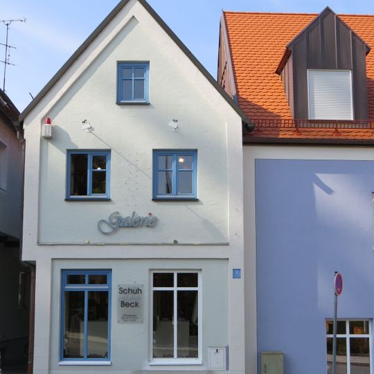 Wohnhaus mit Laden