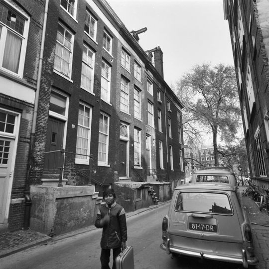 Pand met gevel onder rechte lijst goede roedenverdeling