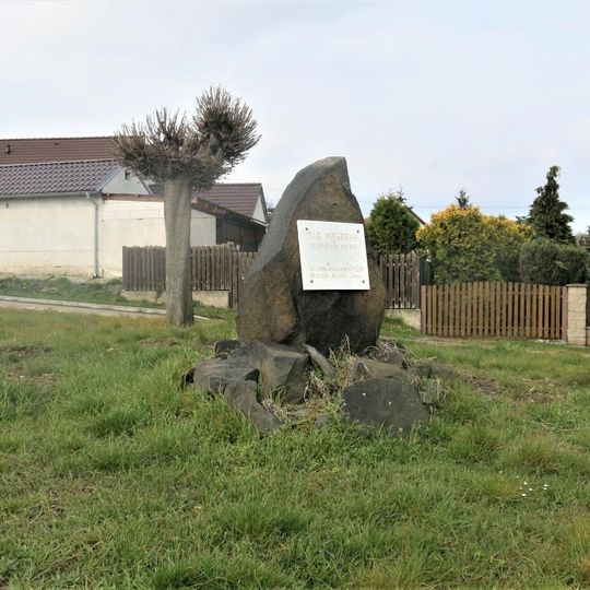 Masarykův pomník na návsi v Kojicích